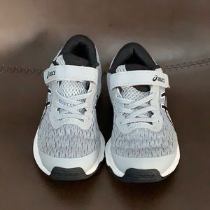 ASICS boy sneaker. Velcro strap. No tying necessary.